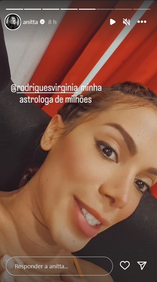 Anitta surpreende ao revelar superstição sobre aniversário e diz consultar taróloga. Imagens: Reprodução/Stories Instagram oficial da cantora