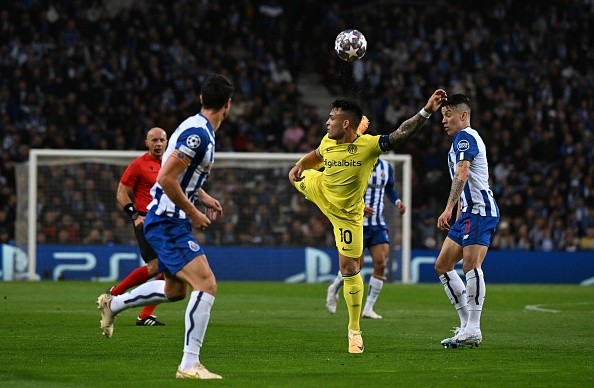 Acción de juego entre Inter y Porto. Getty.