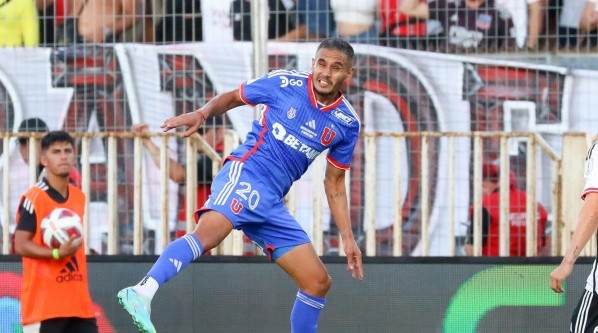 12 DE MARZO DE 2022/SANTIAGOFederico Mateos (I), durante el partido válido por la octava fecha del Campeonato Nacional Betsson 2023, entre Colo Colo y Universidad de Chile, disputado en el Estadio Monumental.FOTO: SEBASTIAN ORIA/AGENCIAUNO