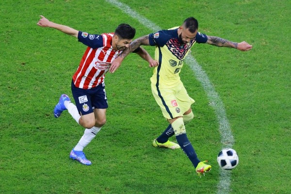 Oribe Peralta jugando el Clásico Nacional para Chivas (Getty Images)