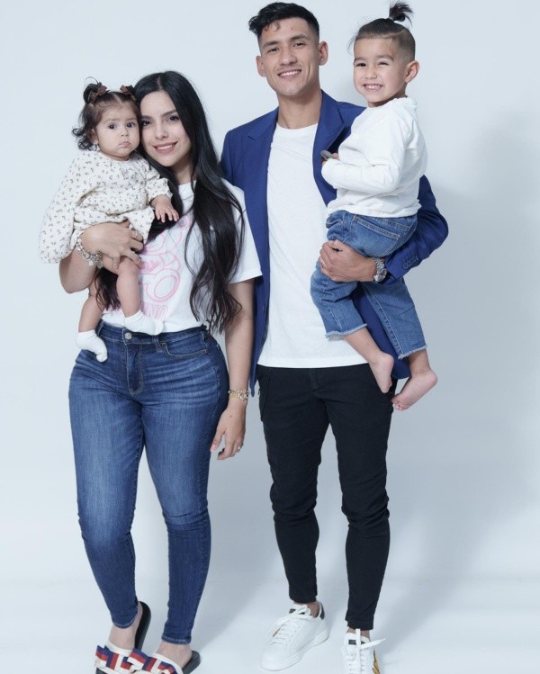 Uriel Antuna con su esposa e hijos. (Foto: @peny.garciaa)