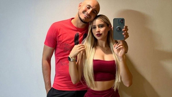 Carlos apostó de nuevo al amor junto a la mexicana, que es furor en las redes (Instagram)