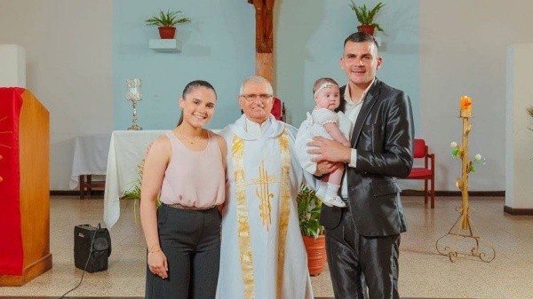 La familia completa, tras el bautismo de su hijo (Instagram)