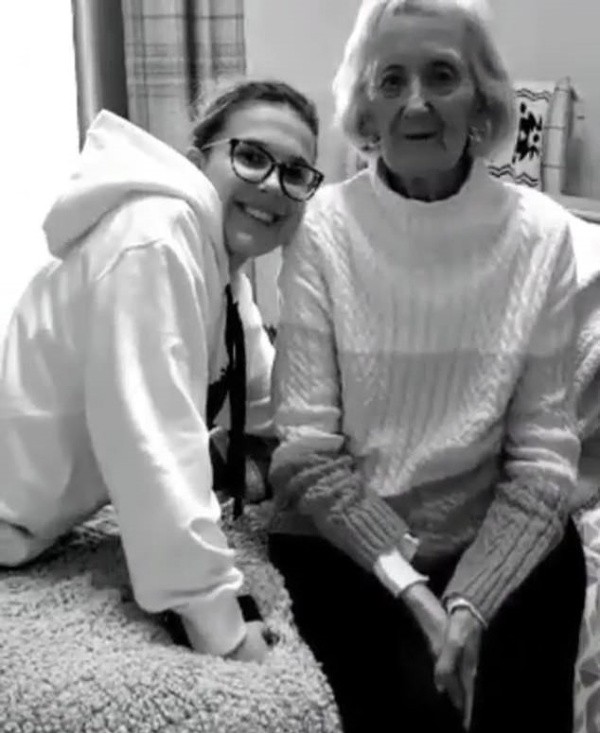 Millie Bobby Brown con su abuela Ruth (Instagram @milliebobbybrown).