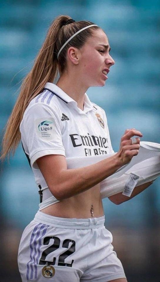 Athenea del Castillo podría ser sancionada por llevar piercings. 