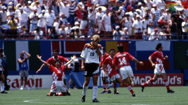 Un desconsolado Jürguen Klinsmann, en medio del festejo de los búlgaros y Alemania afuera del Mundial (Imago)