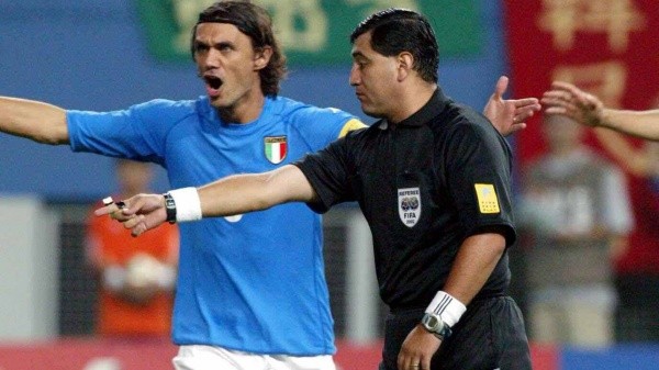 Paolo Maldini no puede creer el gol que le anularon a Italia sobre el final; eliminados en Octavos (Imago)