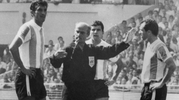Discusión y demora entre Rattín y el árbitro en el Inglaterra-Argentina en 1966 (Getty Images)