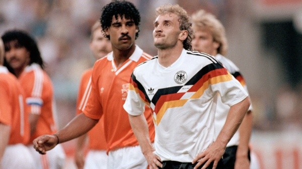 El desagradable momento, tras el enfrentamiento de Rijkaard y Völler en el Mundial de 1990 (Getty Images)