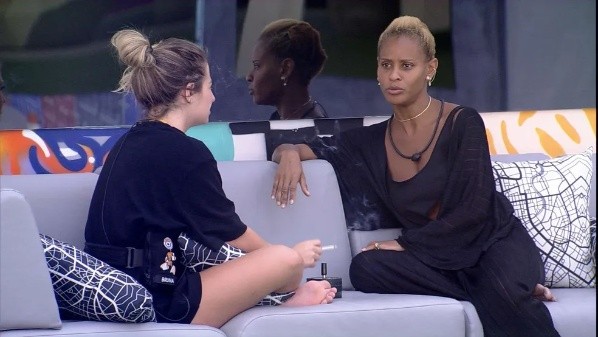 Bruna e Aline conversam - Foto: Globo