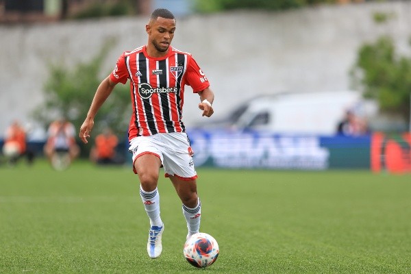 Foto: Marcello Zambrana/AGIF - Juan segue tendo pouco espaço no São Paulo