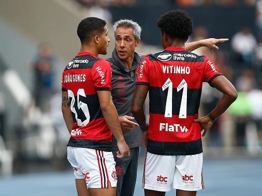 Wagner Meier/Getty Images - Paulo Sousa passando instruções a jogadores do Flamengo