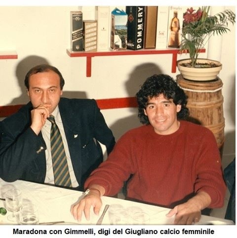 Gimmelli y Maradona, firmando el acta. (Il Calcio Nobile)