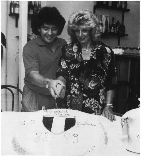 Maradona y la presidenta del club. (revista Undici)