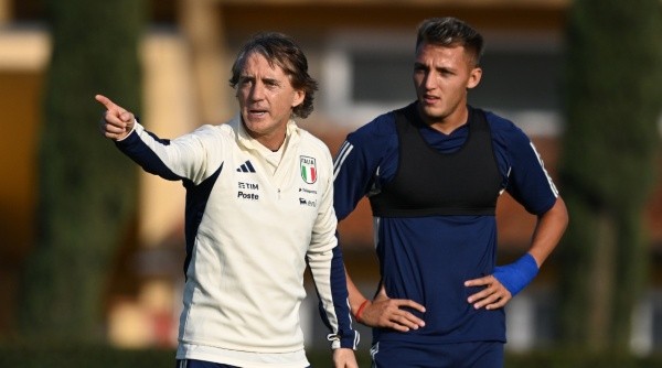 Roberto Mancini y Mateo Retegui, en un entrenamiento de Italia