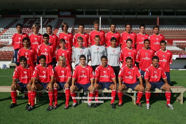 Emiliano Armenteros junto a Mariano Herrón, Sergio Aguero, Lucas Biglia, Óscar Ustari y otras figuras del plantel de Independiente en 2006. @ImagenesRojas