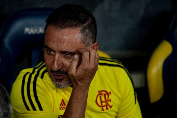 Vítor Pereira está pressionado no Flamengo - Foto: Thiago Ribeiro/AGIF