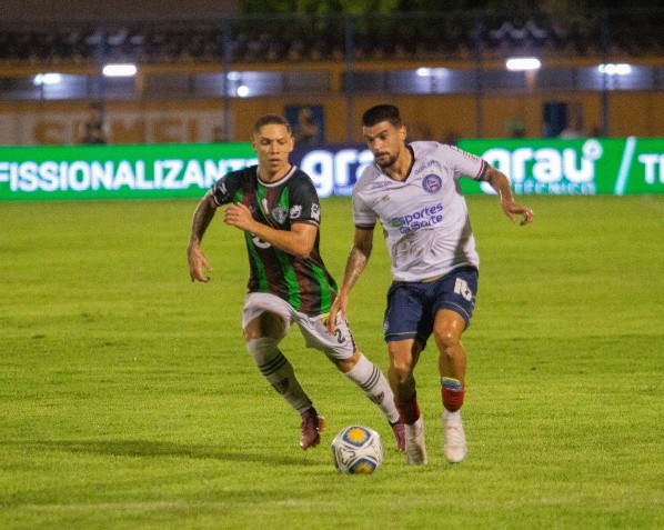 Cauly em disputa com jogador do Fluminense-PI Foto: Aldo Carvalho/AGIF