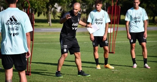 Javier Mascherano espera la confirmación de FIFA para darle el sí a la AFA.