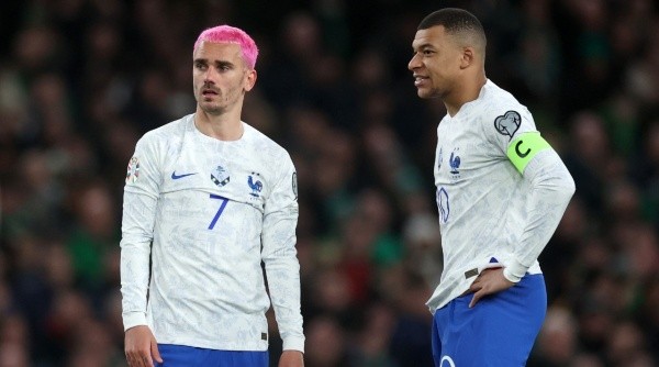 Mbappé, capitán de Francia, junto a Griezmann en la selección