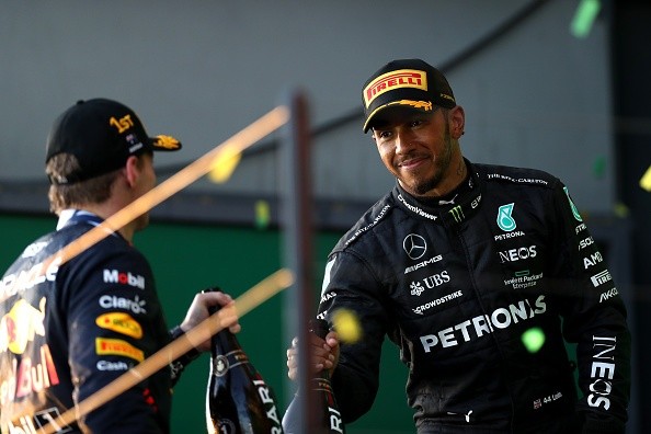 Hamilton e Verstappen no pódio do GP da Austrália. 
    Créditos: Peter Fox/Getty Images