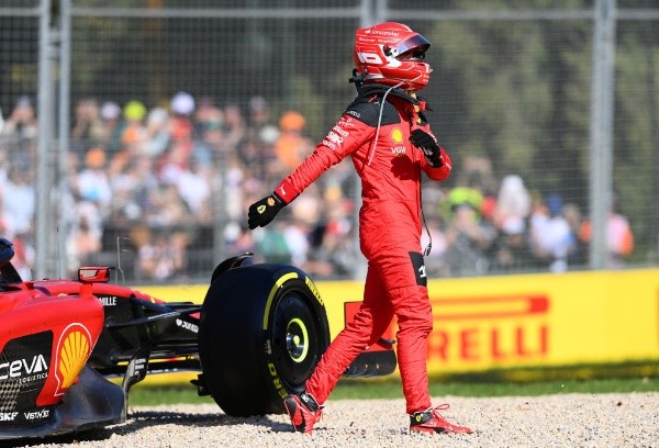 Charles Leclerc, saliendo de su Ferrari con notable frustración (Getty Images)