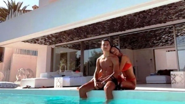 Dybala y su novia, disfrutando de la increíble mansión que tienen en Turín (Instagram)