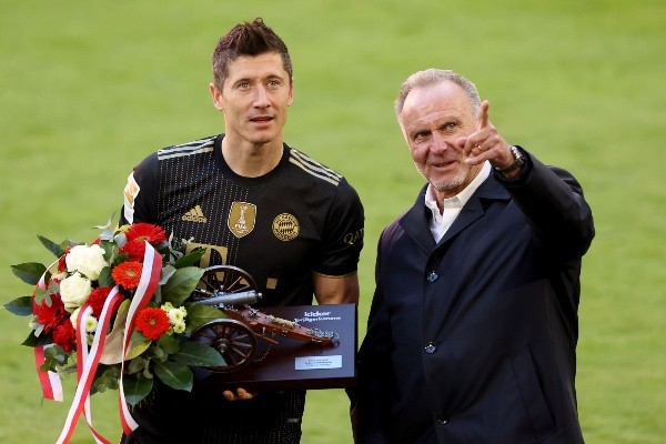 Karl-Heinz Rummenigge junto con Lewandowski (Getty)