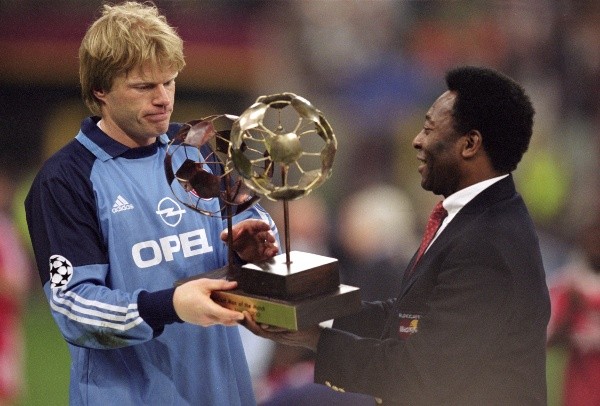 Pelé le entrega a Oliver Kahn el premio al mejor jugador de la final de la Champions League 2001 (Getty)
