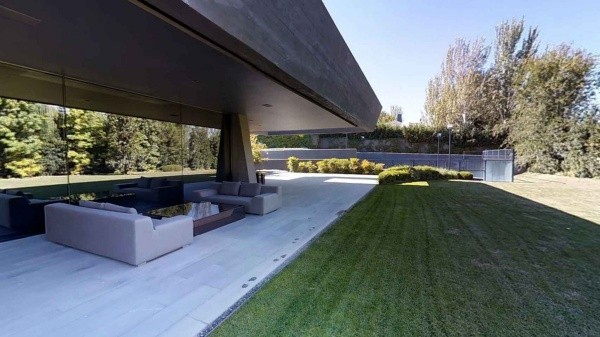 La mansión futurista en la que Hazard vive desde hace unos años en Madrid (Twitter)