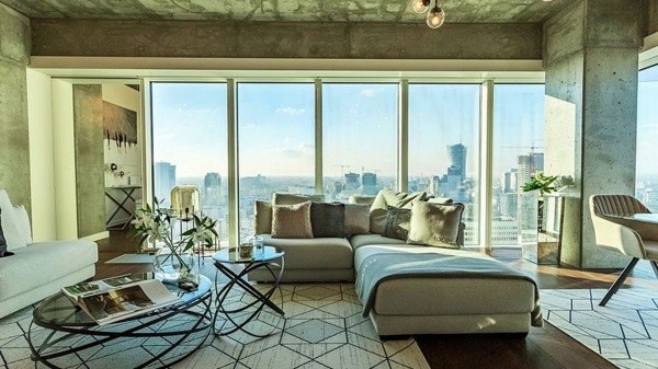 Dueño de muchas propiedades, el polaco tiene un piso de lujo en una torre futurista de Varsovia (Hearst)