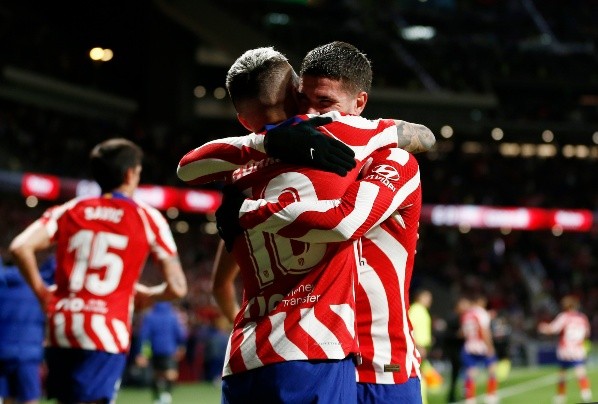 Ángel Correa y Rodrigo De Paul en el festejo del gol vs. Real Betis. Getty Images