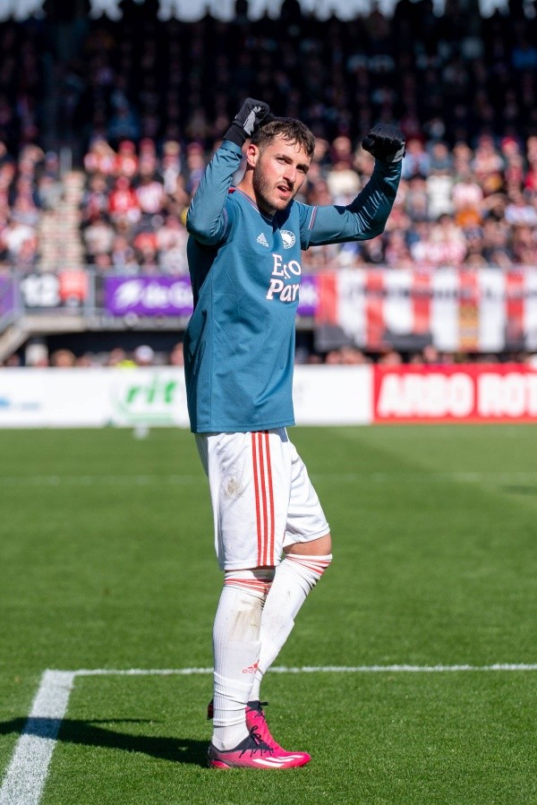 Santiago Giménez recibirá ofertas en el próximo mercado (Imago)