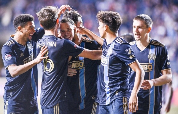 Jugadores de Philadelphia celebrando el gol vs. Atlas (Imago)
