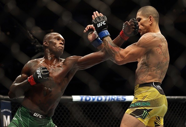 Adesanya contra Poatan no UFC 281. Créditos: Jamie Squire/Getty Images