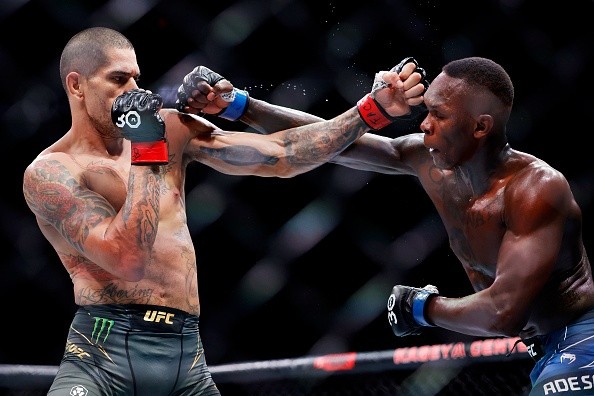 Poatan contra Adesanya no UFC 287. Créditos: Carmen Mandato/Getty Images