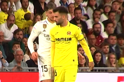 La imagen que anticipó el altercado entre Federico Valverde y Alex Baena post partido. 
    Captura de transmisión oficial.