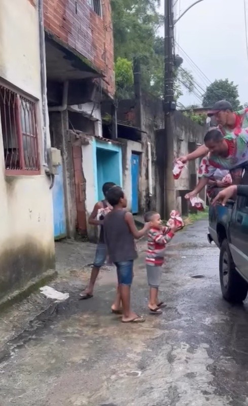 Zeca Pagodinho enfrenta chuva para distribuir ovos de Páscoa: “Ressuscitar o amor”. Imagens: Reprodução/Instagram oficial do cantor.