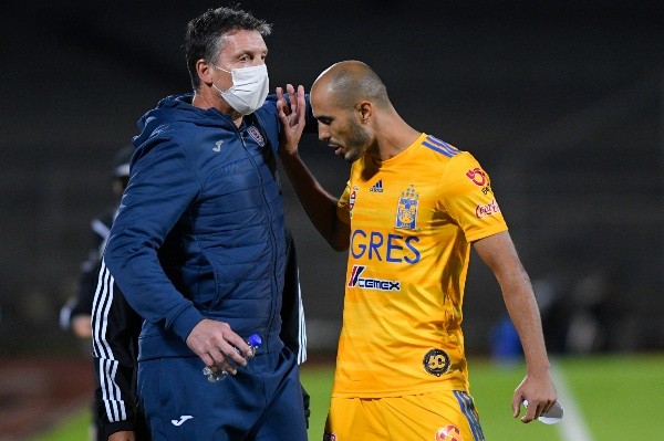 Guido Pizarro encarando a Robert Siboldi (Imago 7)