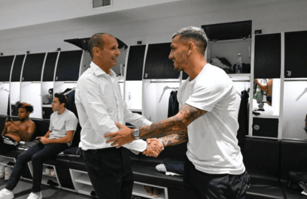 Massimiliano Allegri y Leandro Paredes cuando todo eran sonrisas en el inicio de la temporada 2022/2023. Getty Images.
