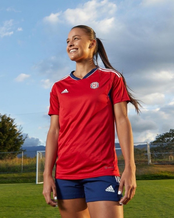 Paula Coto con la versión roja de la camiseta.