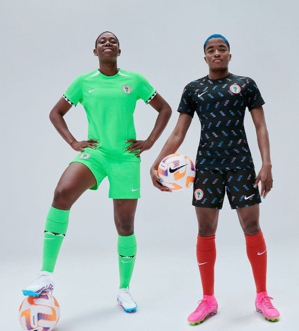 Oshoala y Ajibade con las camisetas de las Falcons.
