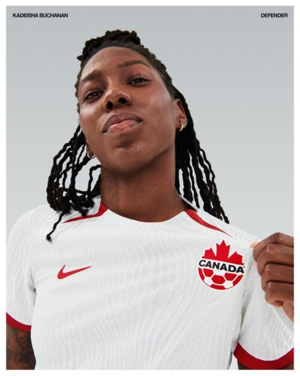 Buchanan luciendo la versión blanca.