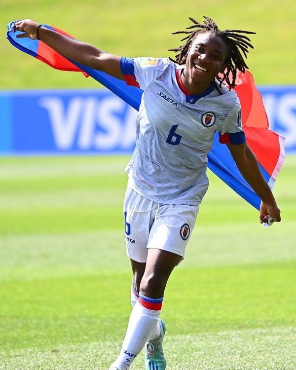 Melchie Dumornay con la camiseta de color blanco.