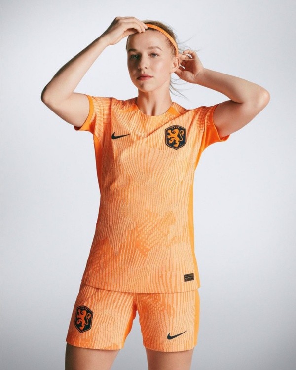 Jackie Groenen, del PSG, con la naranja.