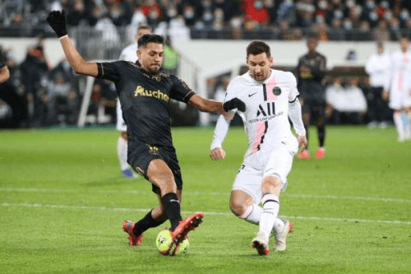 Facundo Medina con Lionel Messi en un Lens vs. PSG.