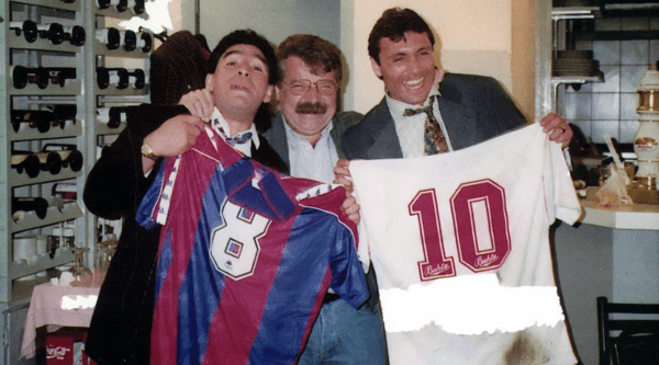 Josep Minguella junto a Maradona y Hristo Stoichkov. El empresario, además de su relación con Lionel Messi, fue fundamental en la llegada de Diego al Barcelona.