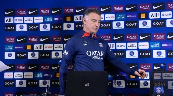 Galtier, entrando a la rueda de prensa