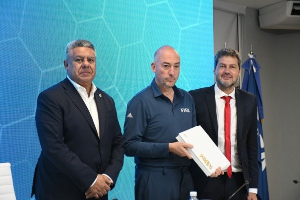 Claudio Tapia, presidente de la AFA, Jaime Yarza, Director de Competiciones de la FIFA, y Matías Lammens, ministro de Turismo y Deportes argentino (AFA)