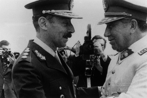 Jorge Rafael Videla y Augusto Pinochet, dos genocidas se saludan en Mendoza (Getty)